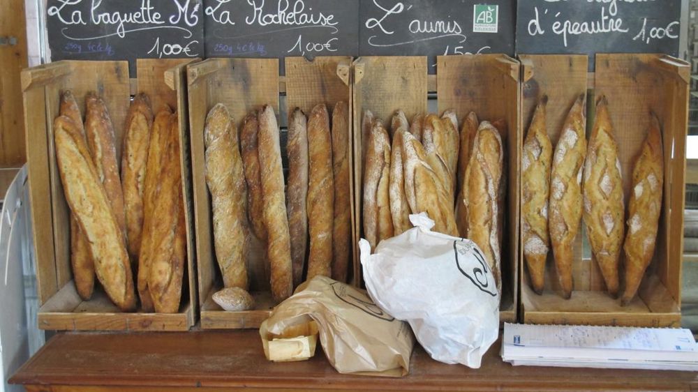 Des pains au nom de terroirs locaux pour affirmer son ancrage territorial à la boulangerie M de La Rochelle. 
